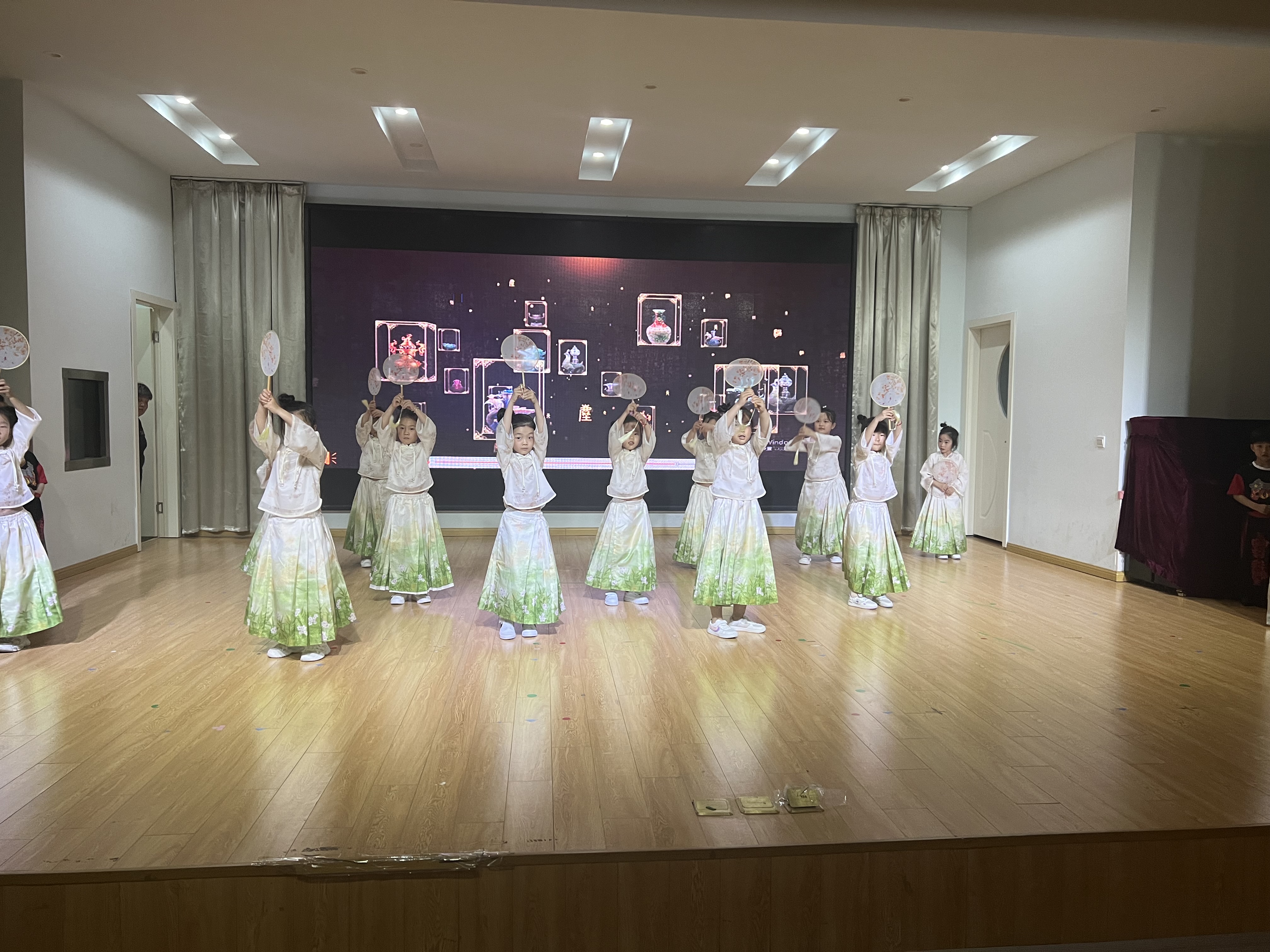 https://ljyey.wxlxjy.com/contents/sitefiles2065/10327692/images/51062154.jpg